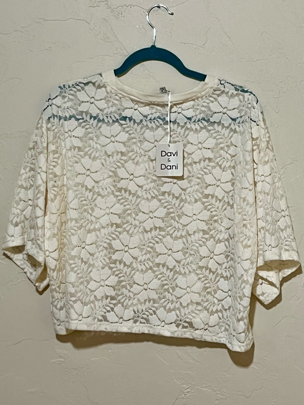 Davi & Dani Cream Lace Floral Short Sleeve Top NWT Medium 
Versatile Boho